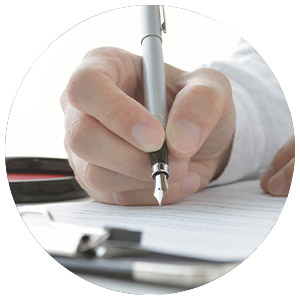 葬儀後の相続手続きを進めるために書類を確認する様子